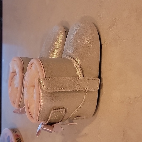 Ugg Cozy Pink and Cream Baby Booties Shoes Size 4 5 Sheepskin - Picture 2 of 7